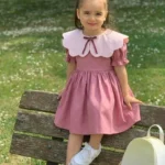 Puder roze haljinica sa raskošnom kragnom - Slika 5