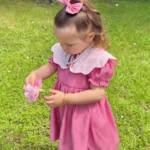 Puder roze haljinica sa raskošnom kragnom - Slika 4